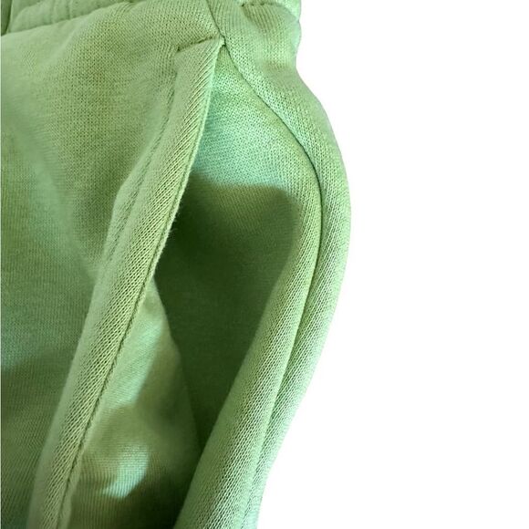 NWT Nike Men’s Sportswear Club Basketball Shorts Vivid Green - Size Medium - Picture 3 of 5